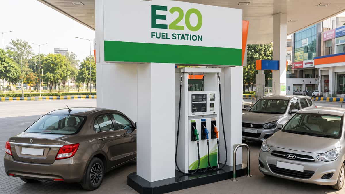 E20 पेट्रोल पंप पर स्टीकर - भारत में नई सरकारी नीति